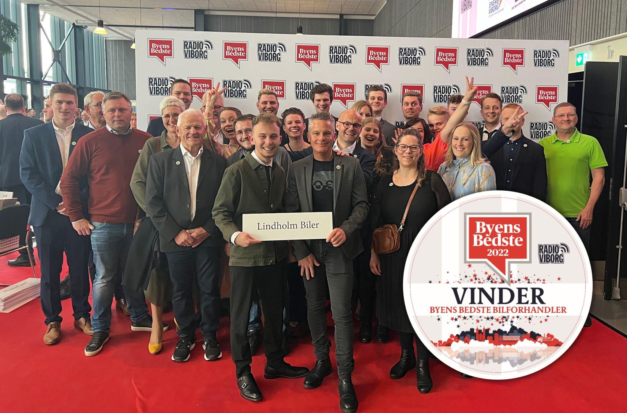 Team Lindholm samlet på den røde løber i forbindelse med Byens Bedste Bilforhandler 2022