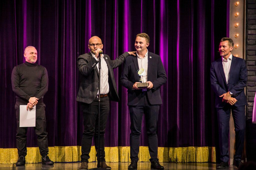 Henrik Bollerslev og Jesper Dalberg på scene for at modtage prisen for Årets Markedsføringskampagne