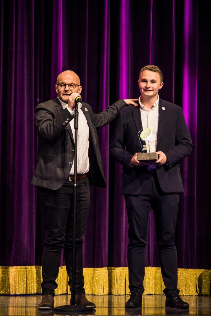 Henrik og Jesper står på scenen til Auto Awards