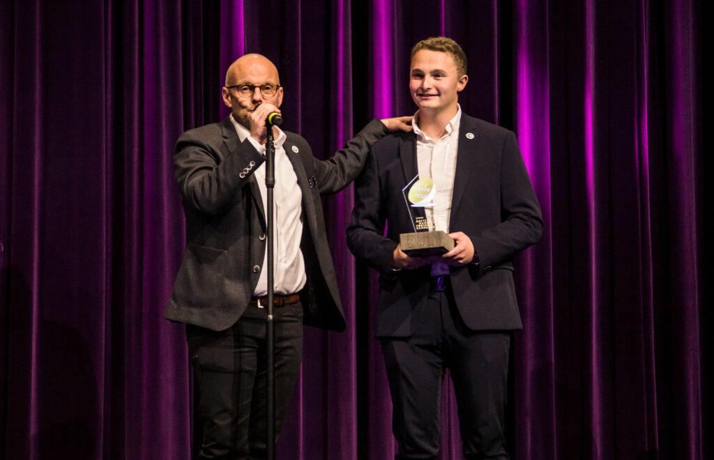 Henrik og Jesper står på scenen til Auto Awards