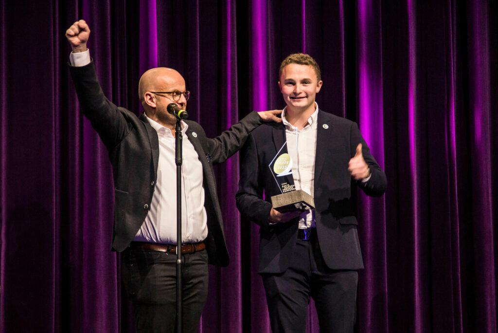 Henrik og Jesper står på scenen til Auto Awards