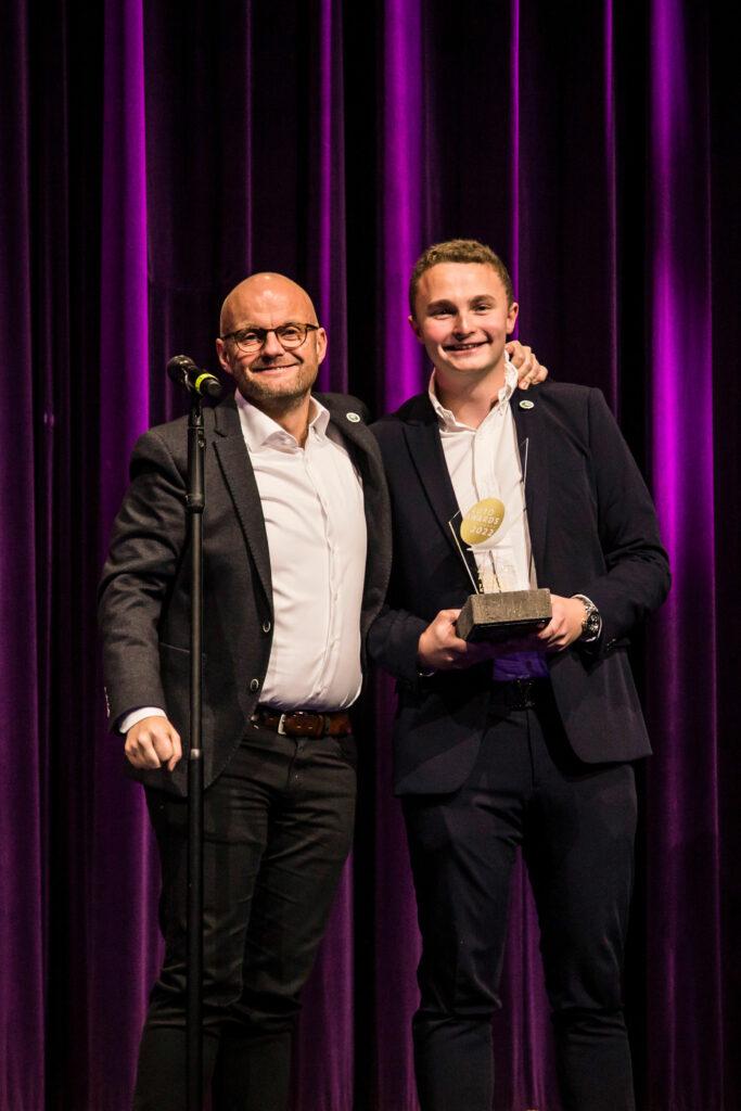 Henrik og Jesper står på scenen til Auto Awards