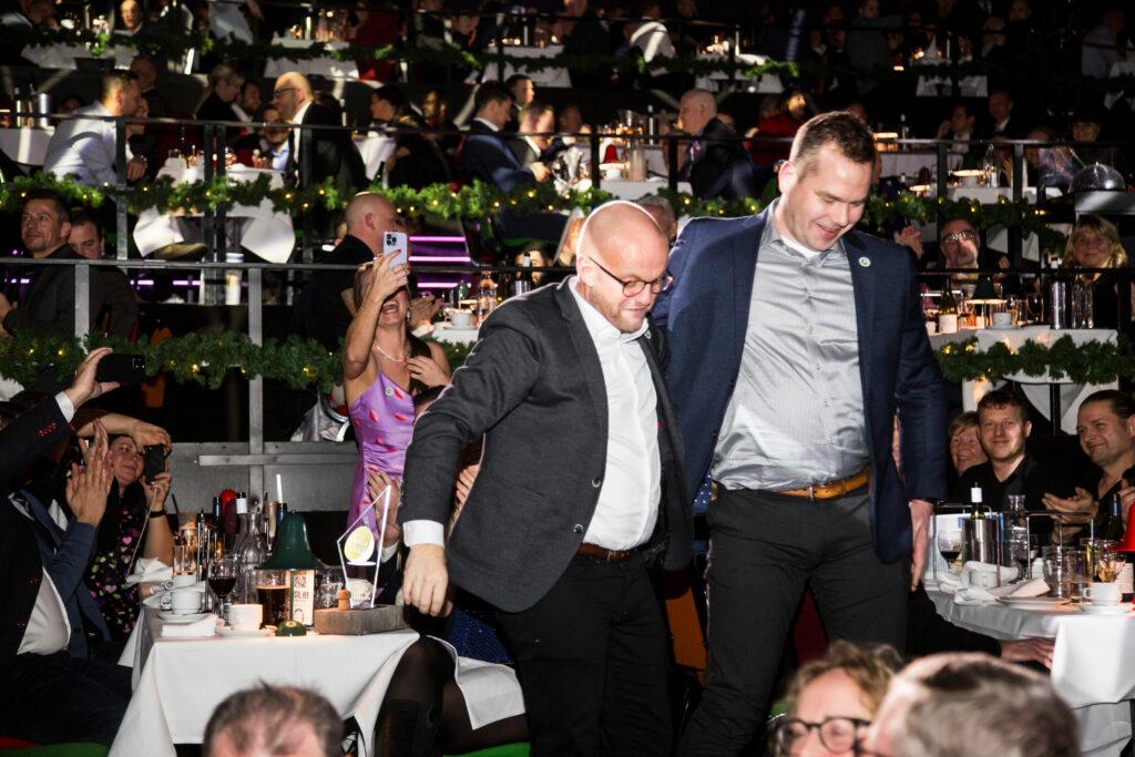 Ejer Henrik Bollerslev og eftermarkedschef Anders Dahlgaard på vej på scenen i Cirkusbygningen
