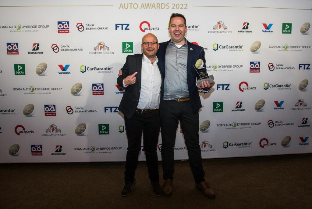 Henrik og Anders står med Auto awards pokalen
