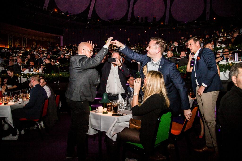 Indehaver Henrik Bollerslev og eftermarkedschef Anders Dahlgaard giver high five for at vinde Årets Værksted 2022