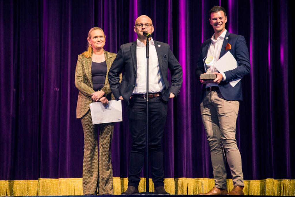 Indehaver Henrik Bollerslev og partner Thomas Jakobsen på scenen for at modtage prisen som Årets Brugtvognsforhandler 2022