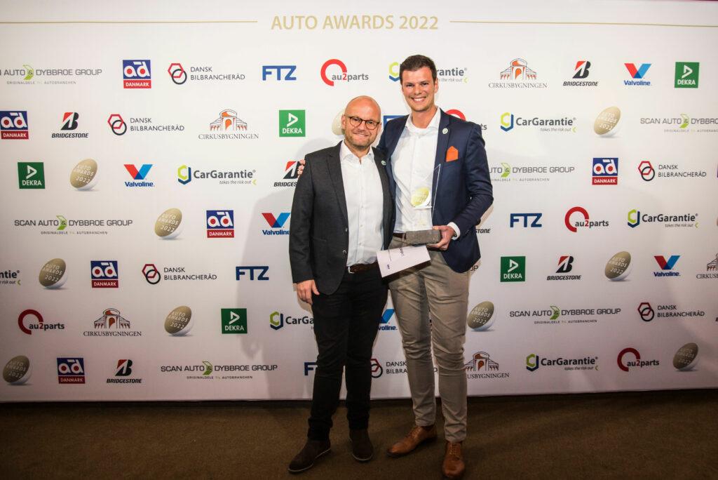 Henrik Bollerslev og Thomas Jakobsen med prisen for Årets Brugtvognsforhandler 2022 til Auto Awards
