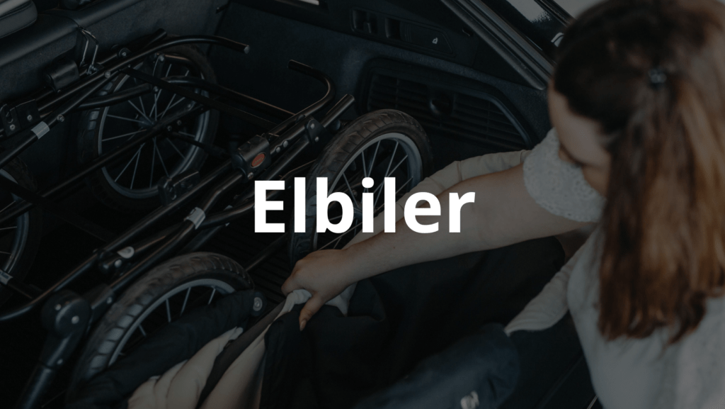 En barnevogn bliver lagt i et bagaerum med "elbiler" skrevet over