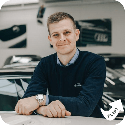 Profilbillede af sælger Rasmus Rimmer hos Lindholm Biler i biludstilling med biler i baggrunden