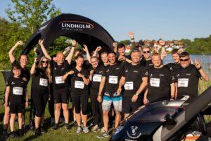 Medarbejdere fra Lindholm Biler står klar til at løbe rundt om Søndersø til Søndersøløbet 2023