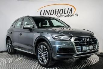 Mørkegrå Audi Q5 på fotorampe
