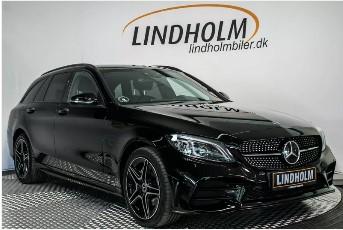 Sort Mercedes 220d på fotorampe