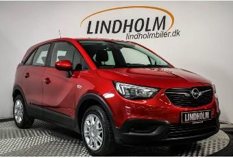 Rød Opel Crossland på fotorampe