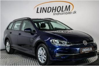 Mørkeblå VW Golf VII stationcar på fotorampe