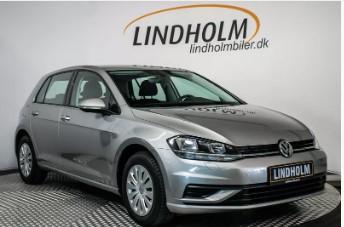 Lysegrå VW Golf VII på fotorampe