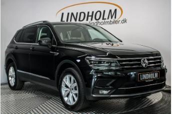 Sort VW Tiguan Allspace på fotorampe